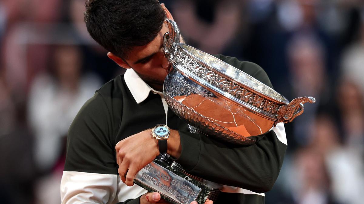 Alcaraz, junto al título de Roland Garros