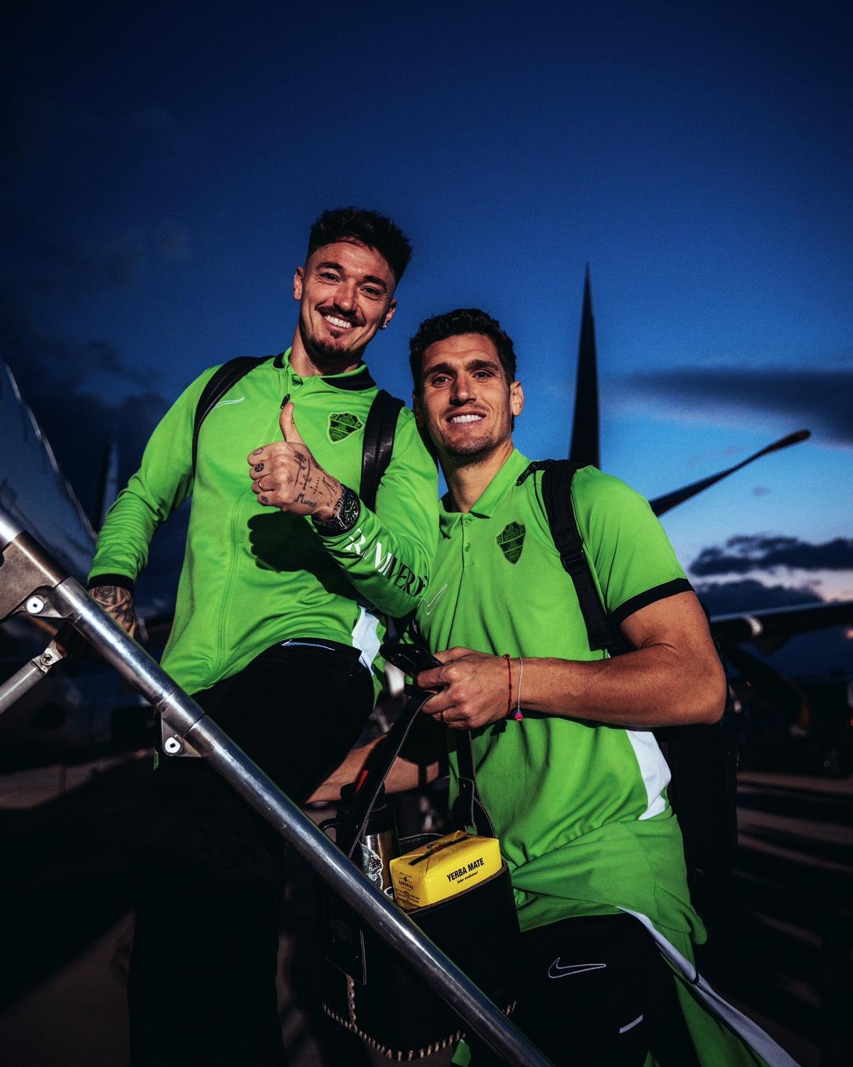 Josan y Dituro se suben al avión del Elche CF rumbo a Mallorca.
