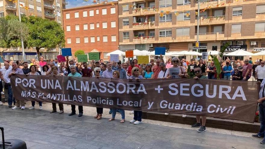 Unos 150 vecinos salen a la calle en Almassora para reclamar más seguridad