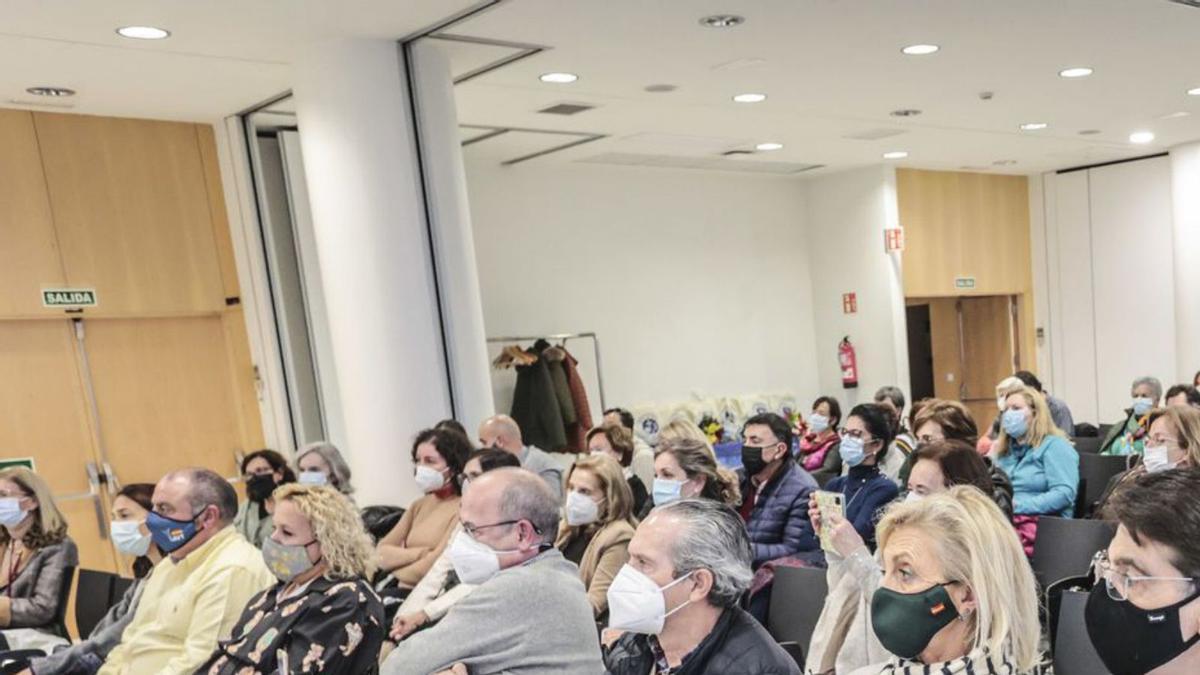 Público asistente al encuentro con Isabel San Sebastián y José Zoilo, ayer, en el Palacio de Congresos de Oviedo. | Irma Collín 