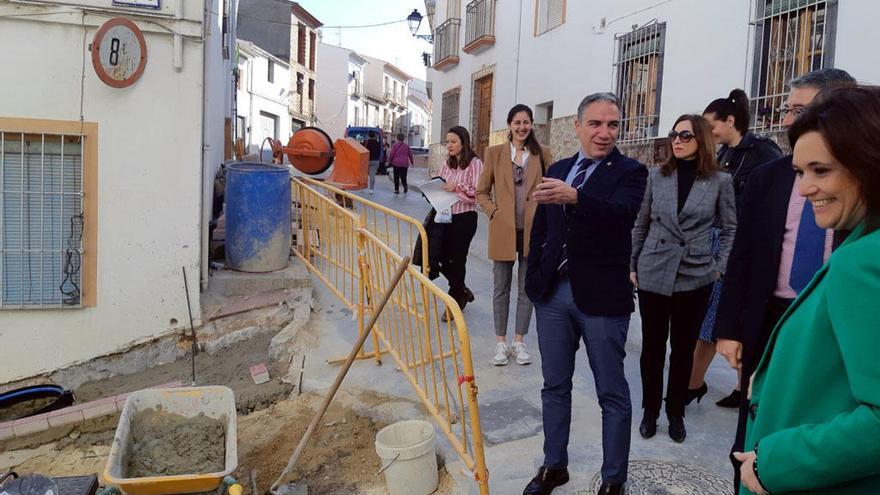 El consejero de la Presidencia, Elías Bendodo, ayer durante su visita a Cuevas de San Marcos.