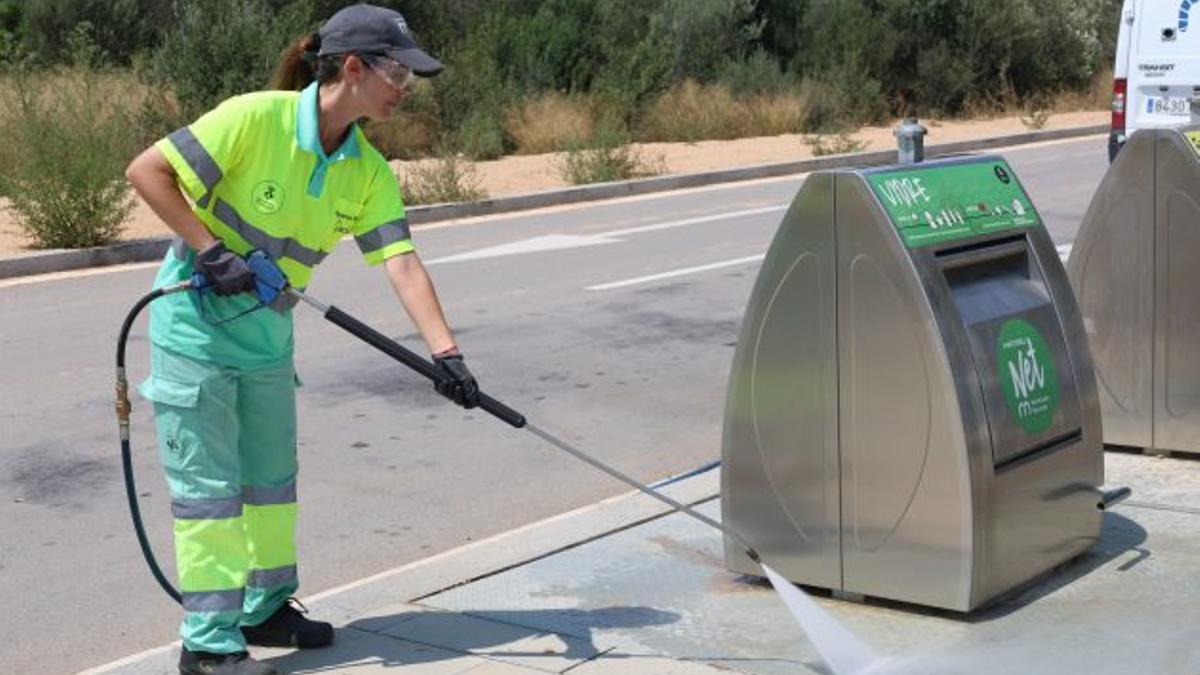 Desinfección de los contenedores soterrados en Martorell