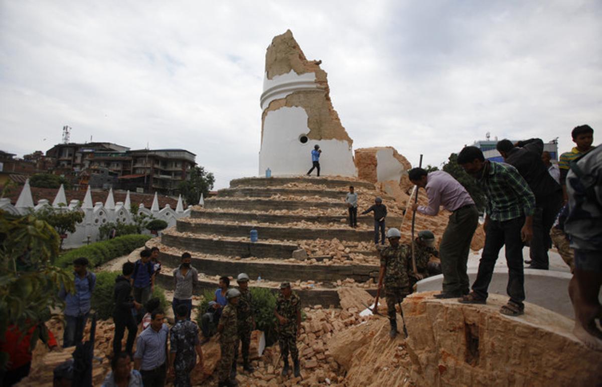 Voluntarios entre los escombros de la histórica torre Dharara.