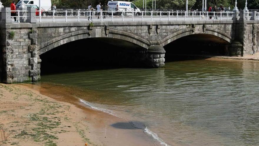 El puente del río Piles, ayer.