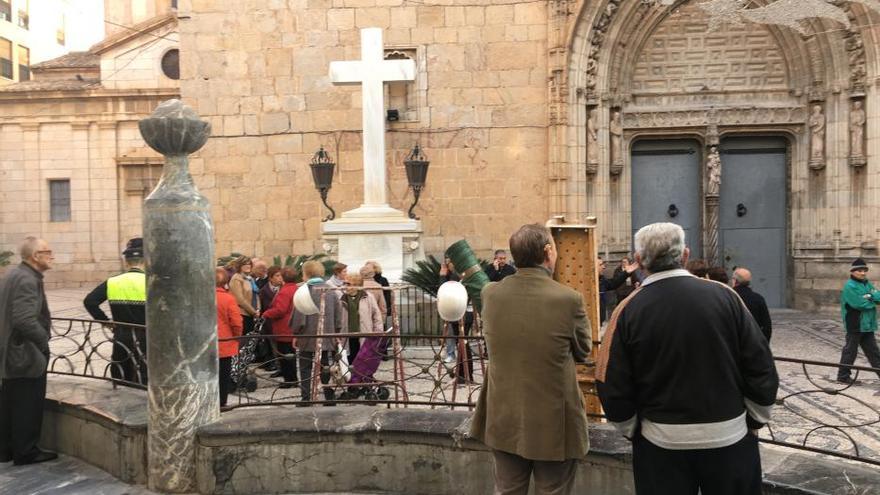 La concentración de vecinos impide retirar la Cruz de los Caídos de Callosa