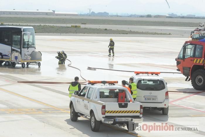 Simulan un accidente aéreo en aeropuerto