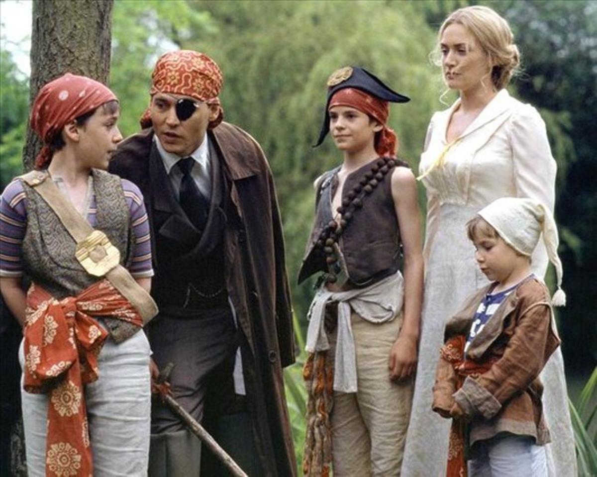 Johnny Depp i Kate Winslet, en una escena de ’Descubriendo Nunca Jamás’.