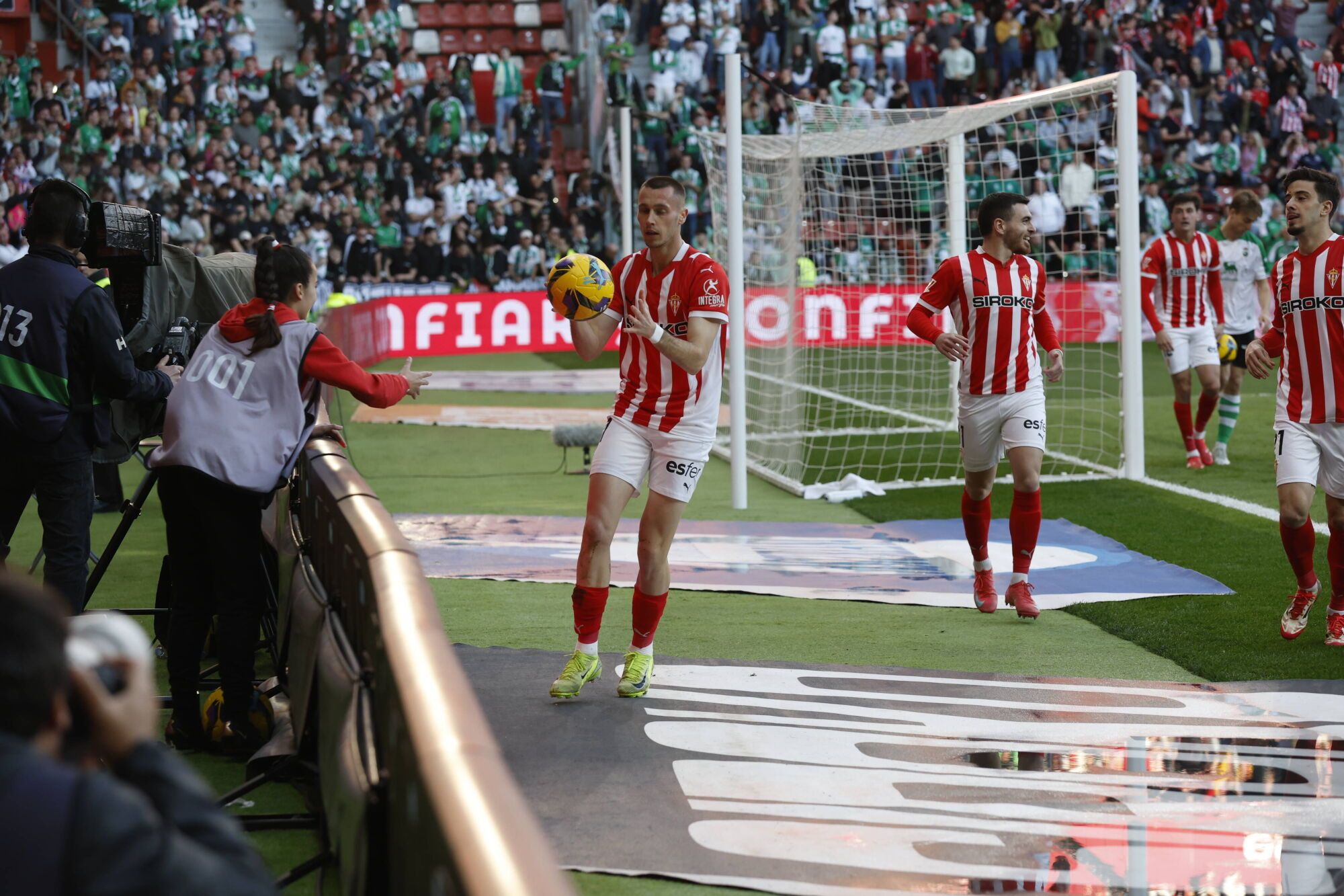EN IMÁGENES: Ambientazo en el Sporting-Racing de Santander disputado en El Molinón