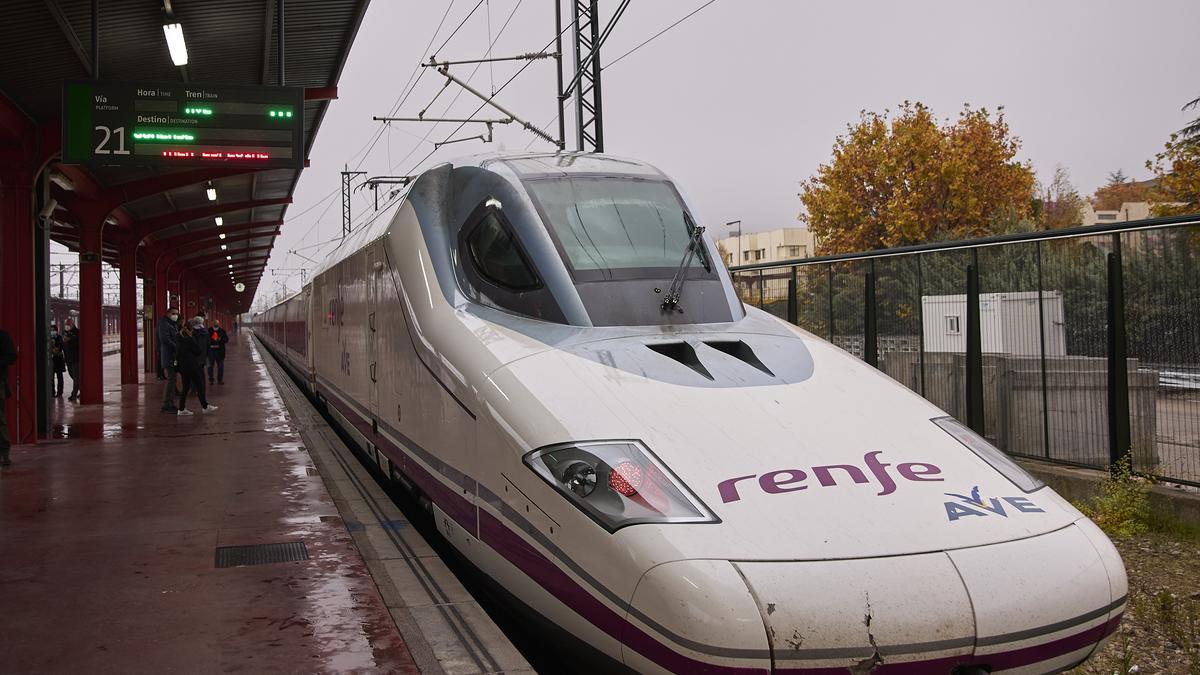 El AVE inaugural de la línea de Alta Velocidad a Ourense, estacionado en la estación de Chamartín