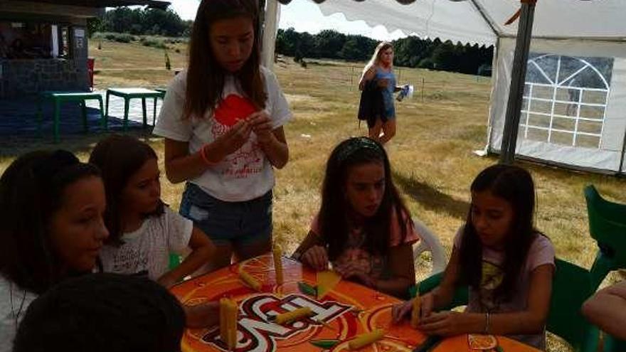 Un grupo de niñas y niños durante el desarrollo del taller de confección de velas de cera organizado en Codesal.