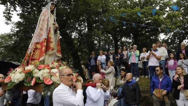 La procesión de la Virgen del Carbayu en los festejos del año pasado.    | FERNANDO RODRÍGUEZ