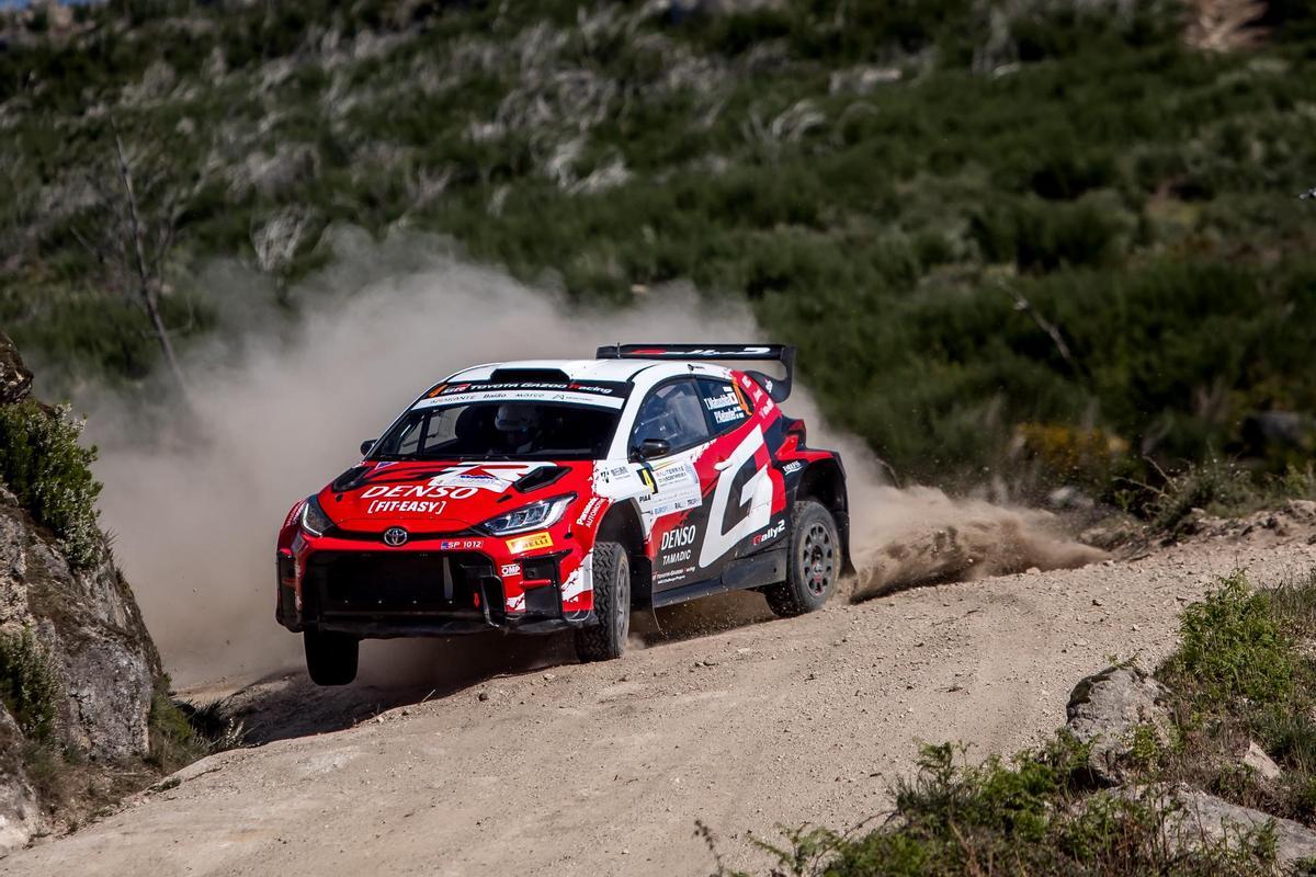 Takumi Matsushita, con su Toyota.