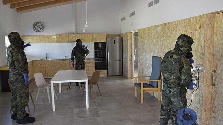 Los militares desinfectan la residencia Ses Ones de Marratxí
