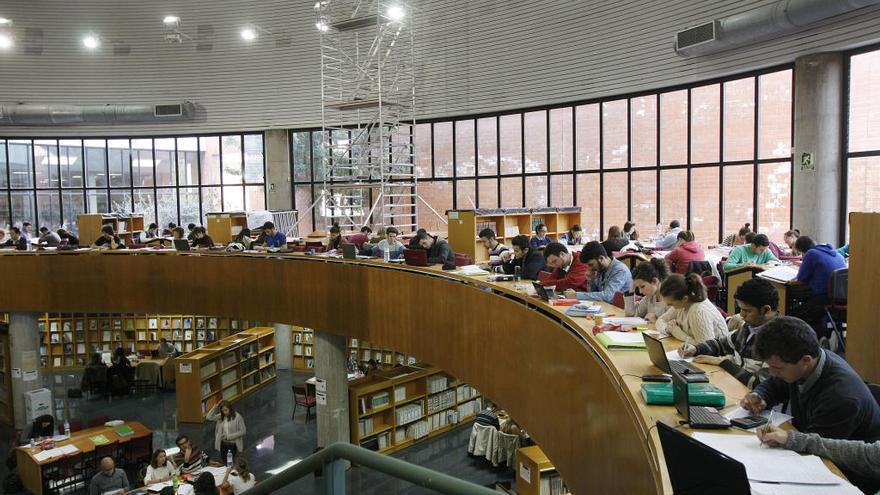 Alumnos de la Universidad de Málaga estudiando en una biblioteca.