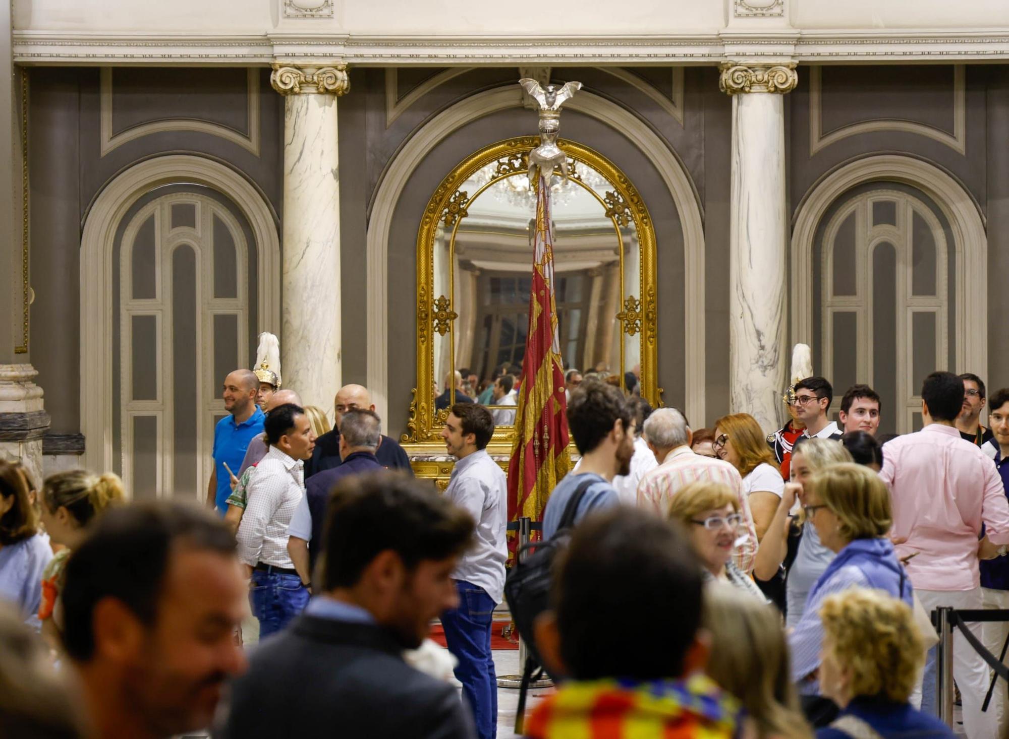 El centro se llena en vísperas del Nou d'Octubre para ver la Senyera