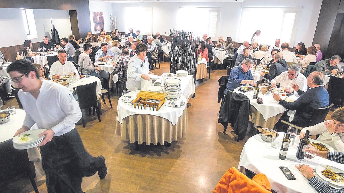 Más de un centenar de comensales llenaron los salones del restaurante Matola para disfrutar de un soberbio menú.