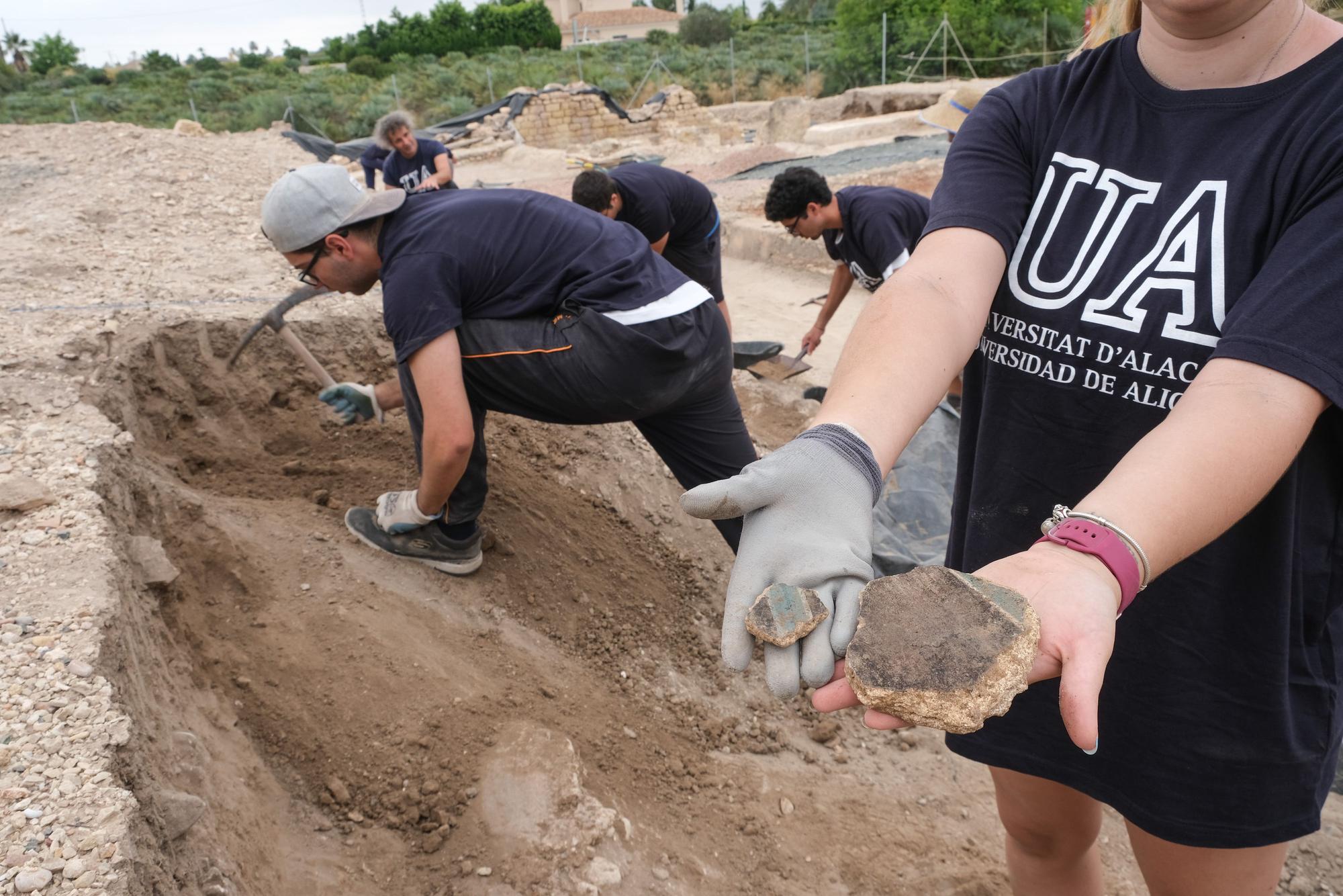 Objetos hallados en algunas de las excavaciones en La Alcudia de Elche por arqueólogos de la Universidad de Alicante.