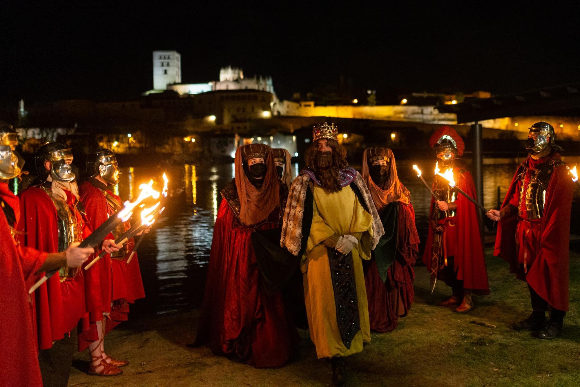 GALERÍA | Así fue la llegada anticovid de los Reyes Magos a Zamora, sin cabalgata y sin niños, pero con la misma ilusión