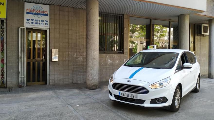 Un taxi davant de l&#039;oficina de l&#039;empresa, al carrer d&#039;Oleguer Miró.