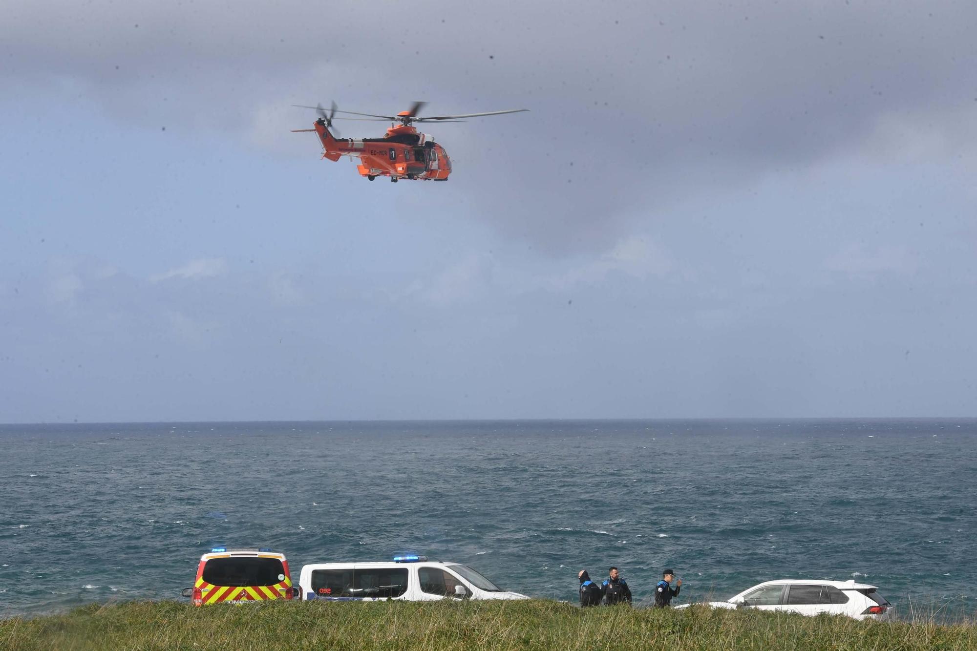 Activada la búsqueda de un desaparecido al caer al mar en Punta Herminia tras ser arrollado por una ola