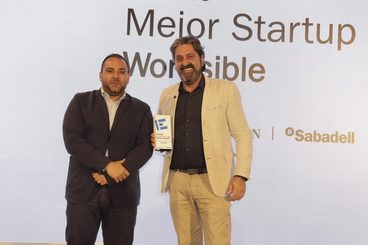 Ángel Buigues, director de BStartup de Banco Sabadell entrega el premio a Fernando Sepulcre González, chief sales officer de Worksible