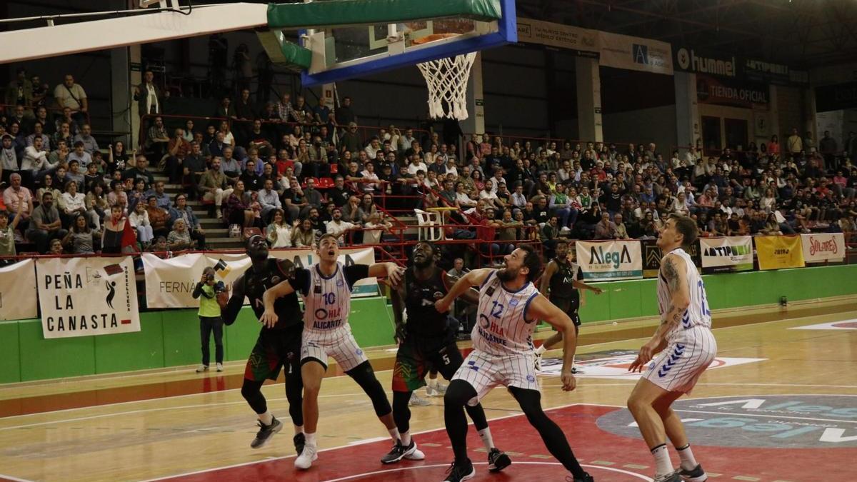 Parrado y Gatell luchan por un rebote durante el partido en Torrelavega