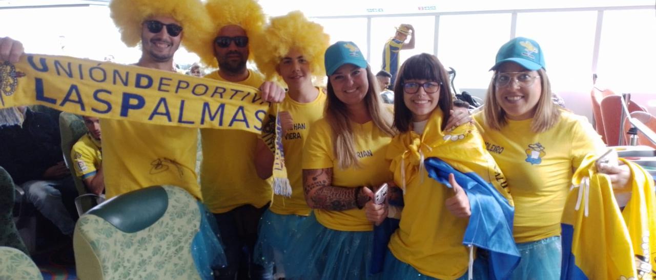 Afición de la UD Las Palmas tiñe de amarillo el barco rumbo a Tenerife