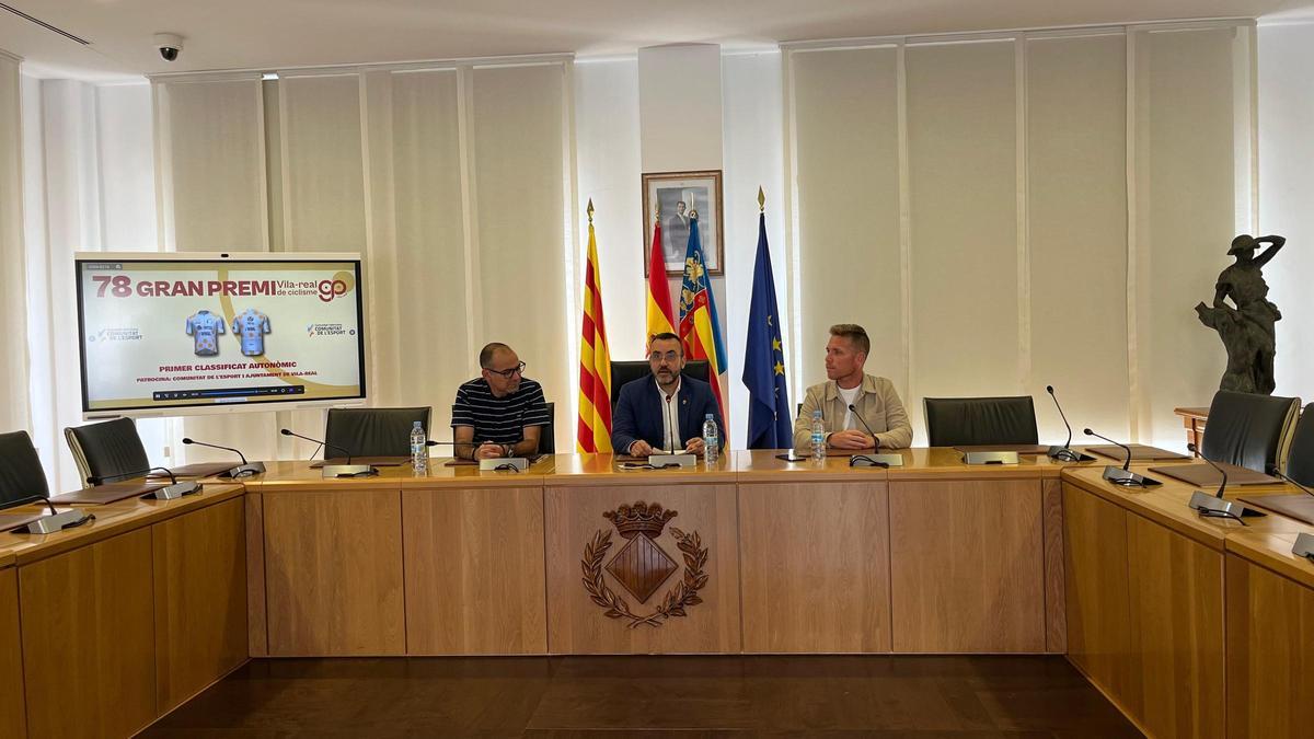 José Benlloch, al centro de la presentación del Gran Premi Vila-real de Ciclisme.