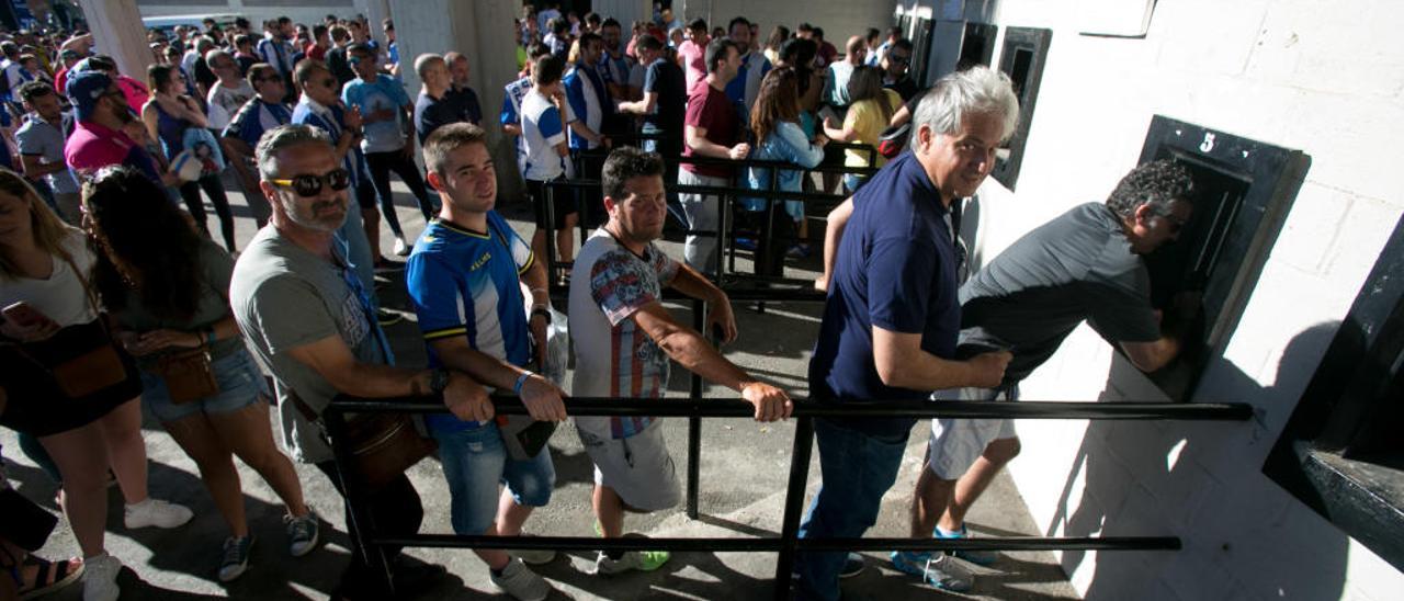 Colas de los aficionados en las taquillas del Rico Pérez poco antes de comenzar el partido ante el Barakaldo, el pasado domingo.