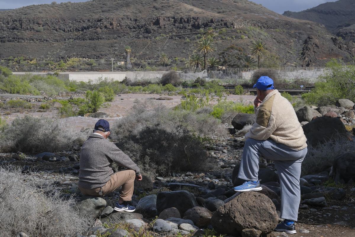 Vecinos esperando por el convoy que sube a Cercados de Espino.