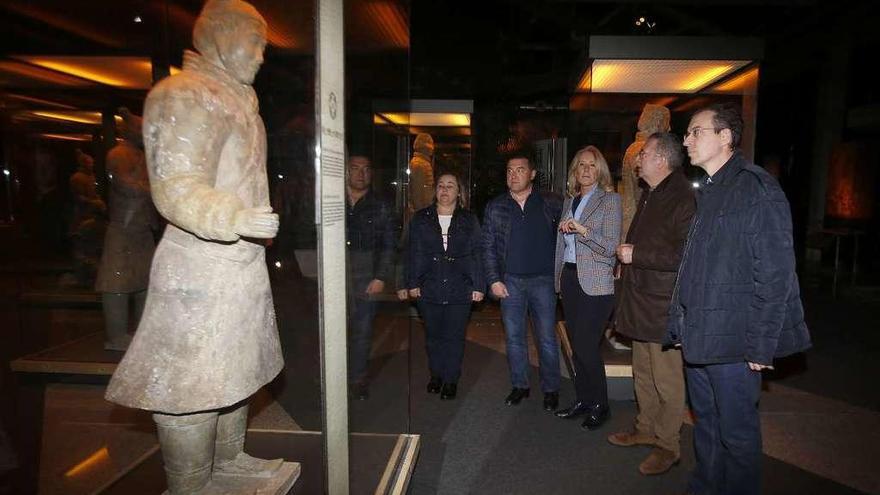 Visita a los Guerreros de Xi&#039;an antes del Comité de Orientaciones  |  Los presidentes de los Consejos Económicos y Sociales (CES) de Galicia, País Vasco, Castilla y León, Extremadura y Andalucía visitaron ayer la exposición Los guerreros de terracota, organizada por FARO (concluye el domingo 19). La líder del CES de Galicia, Corina Porro, actuó de anfitriona en una visita en la que no pudieron participar sus homólogos franceses (Bretaña, Normandía, Burdeos y Pays de la Loire), que no aterrizaron en Vigo hasta la noche. Hoy participan en el Comité de Orientaciones de la Red Transnacional Atlántica (RTA).