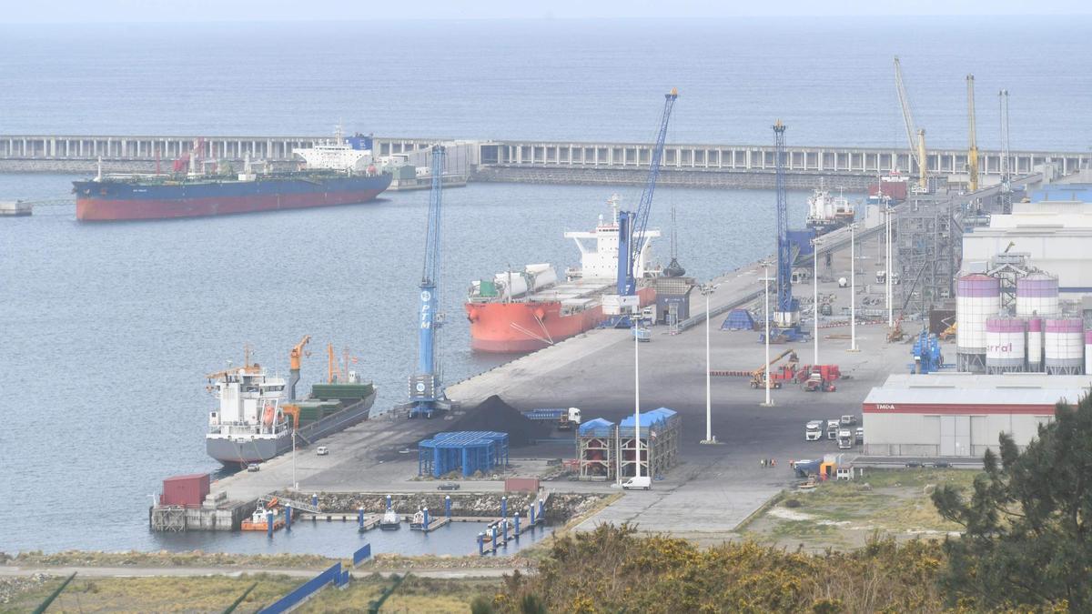 Buques e instalaciones en el puerto exterior de punta Langosteira.