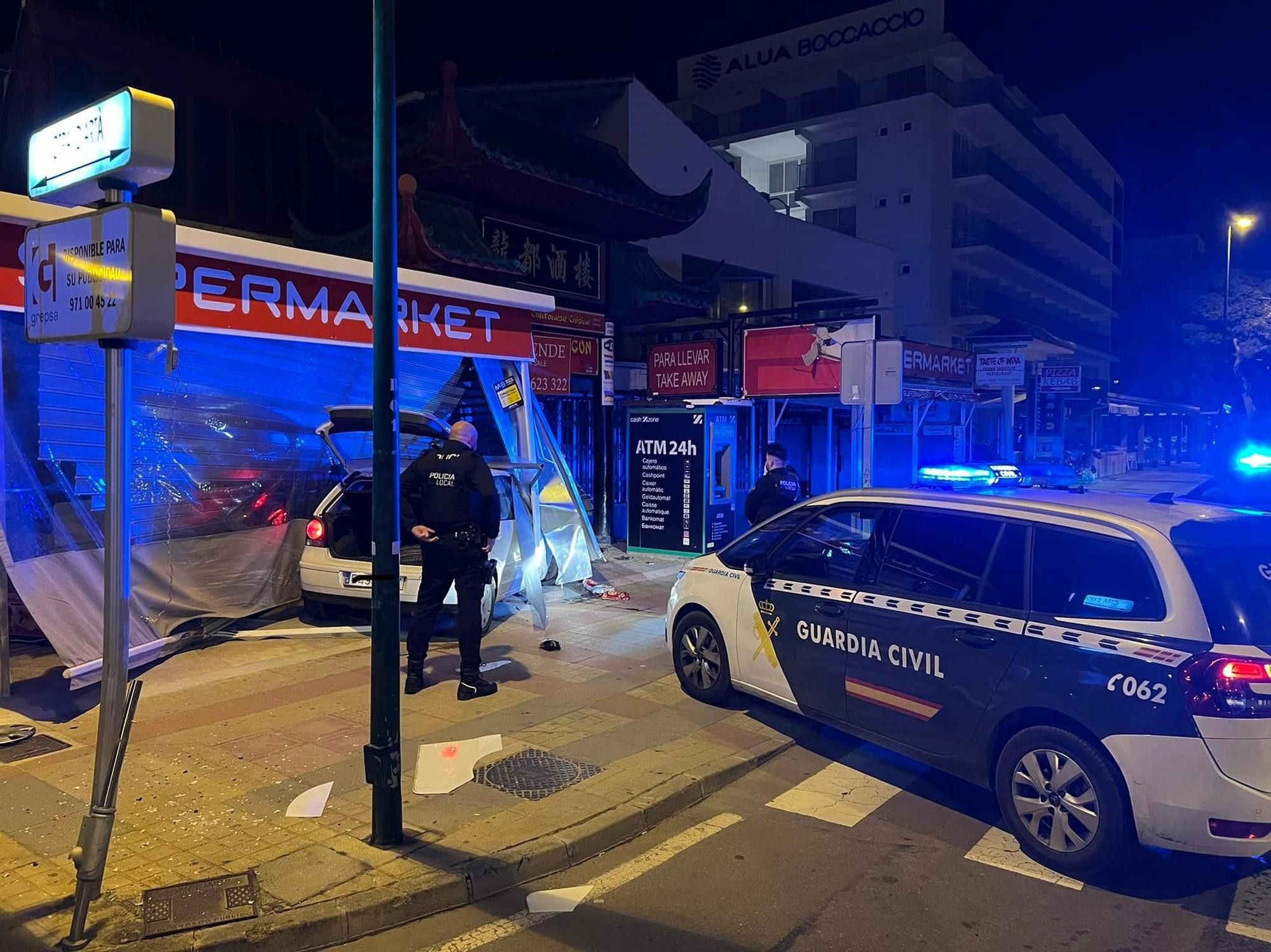 Un conductor con un coche robado se estrella contra un supermercado cuando huía de la Guardia Civil en Alcúdia