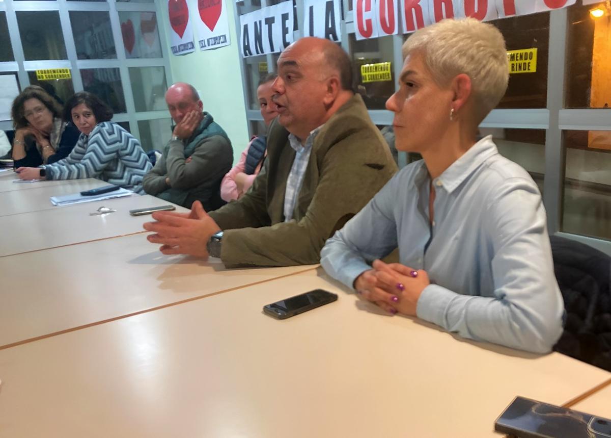 Víctor Valverde, teniente alcalde de Orihuela y Mari Carmen Morales, alcaldesa de Beniel (Murcia) este jueves en Torrmendo
