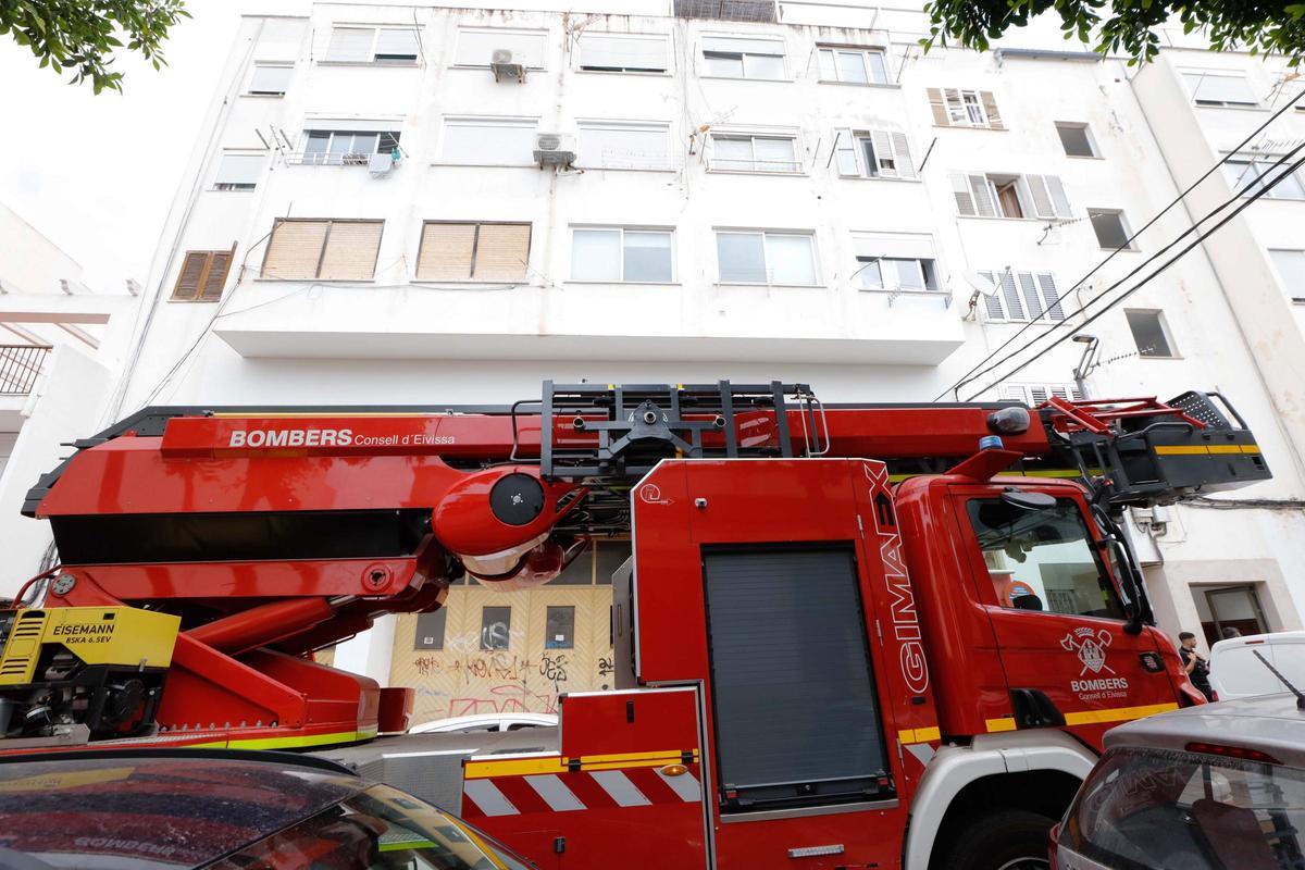 Galería de imágenes del incendio en los bajos del antiguo cine Cartago de Ibiza