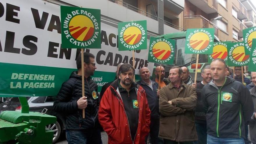 Un moment de la protesta d&#039;UP davant l&#039;oficina de gestió tributària de Bega