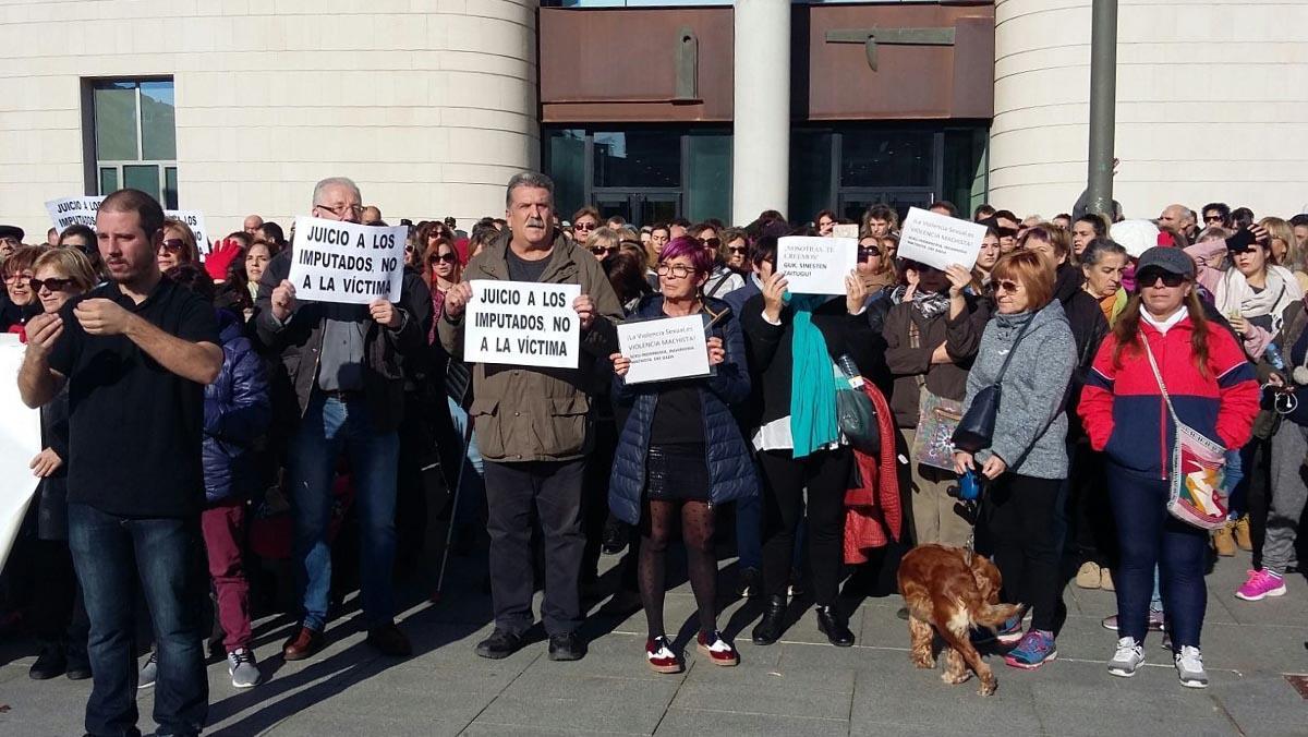 Los gritos y lemas lanzados por medio millar de personas este mediodía ante el Palacio de Justicia de Pamplona.