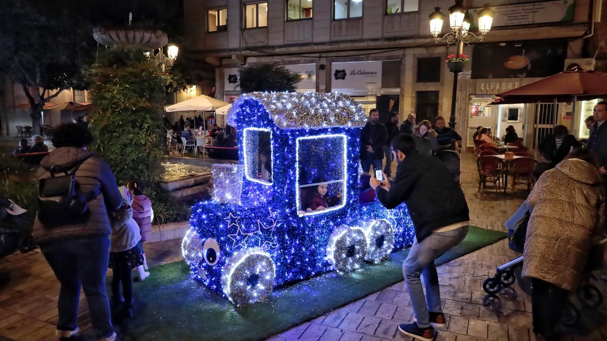 La decoración navideña crea un ambiente muy especial en Castelló.