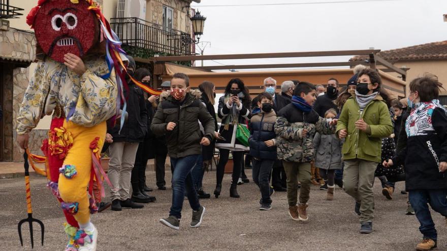 Los niños de Montamarta persiguen al zangarrón por el pueblo el día de Reyes.