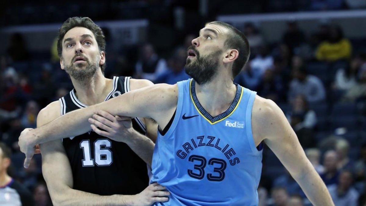 Pau y Marc Gasol, en una acción del partido en en FedEx Forum