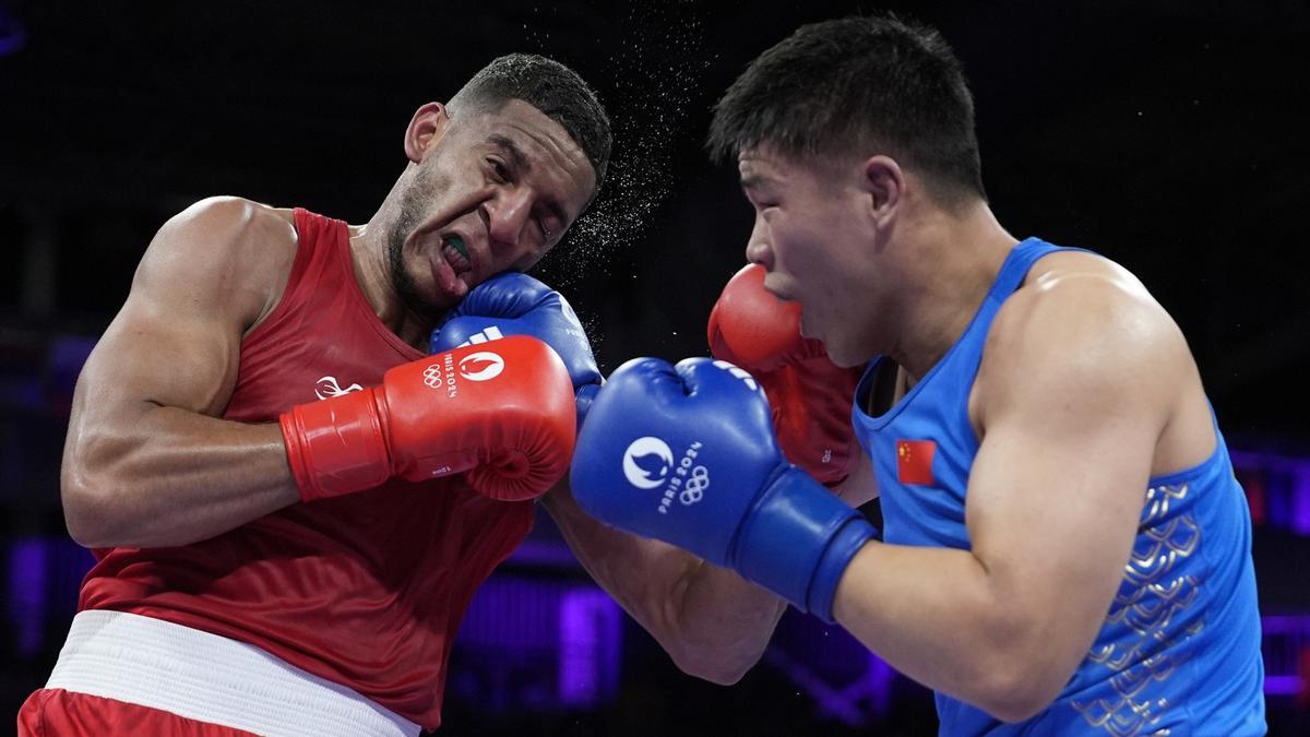 El español Enmanuel Reyes se enfrenta al chino Han Xuezhen, durante el combate de la categoria 92 kg en los Juegos Olímpicos París 2024.