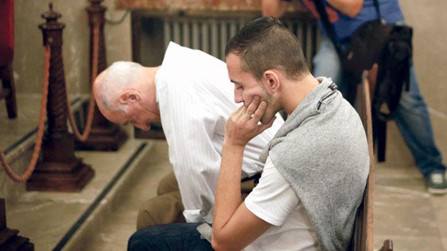 Antonio L.P. y su padre, Antonio L.M., hijo y marido de la mujer fallecida, ayer durante el juicio con jurado popular celebrado en la Audiencia Provincial.