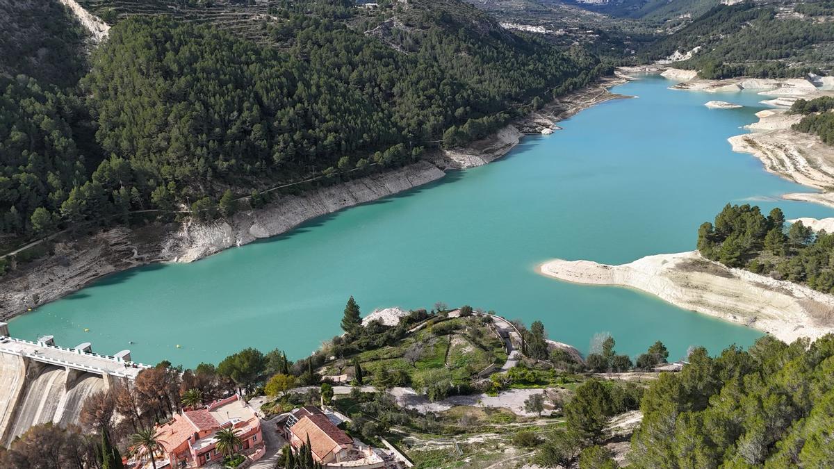 Los Embalses de Guadalest y Amadorio, son los sistemas de regulación donde se apoyan las infraestructuras de distribución.