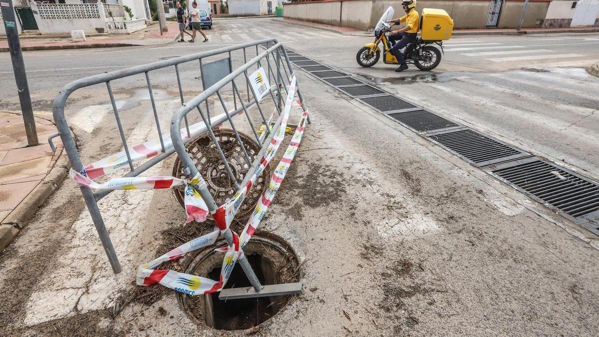 Imagen: registro del alcantarillado desbordado por las lluvias en Las Torretas/ Vídeo: bombeo del alcantarillado del Hombre del Mar vertiendo al mar en Torrevieja