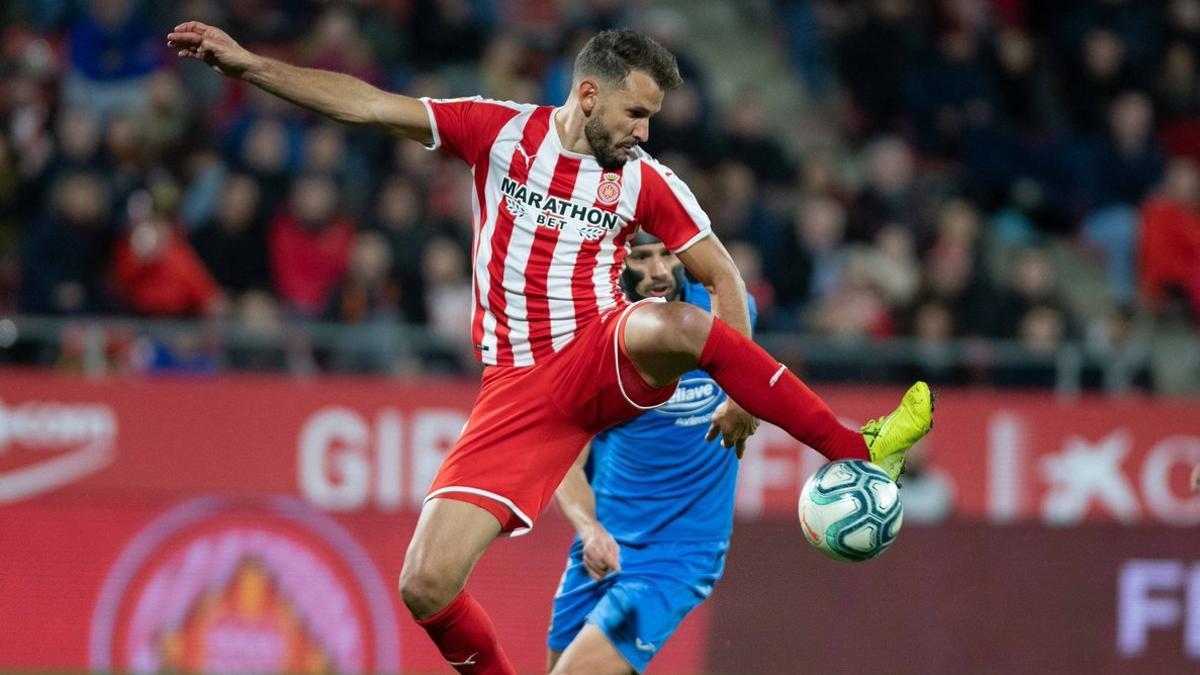 Stuani controla el balón en Montilivi ante el Fuenlabrada.