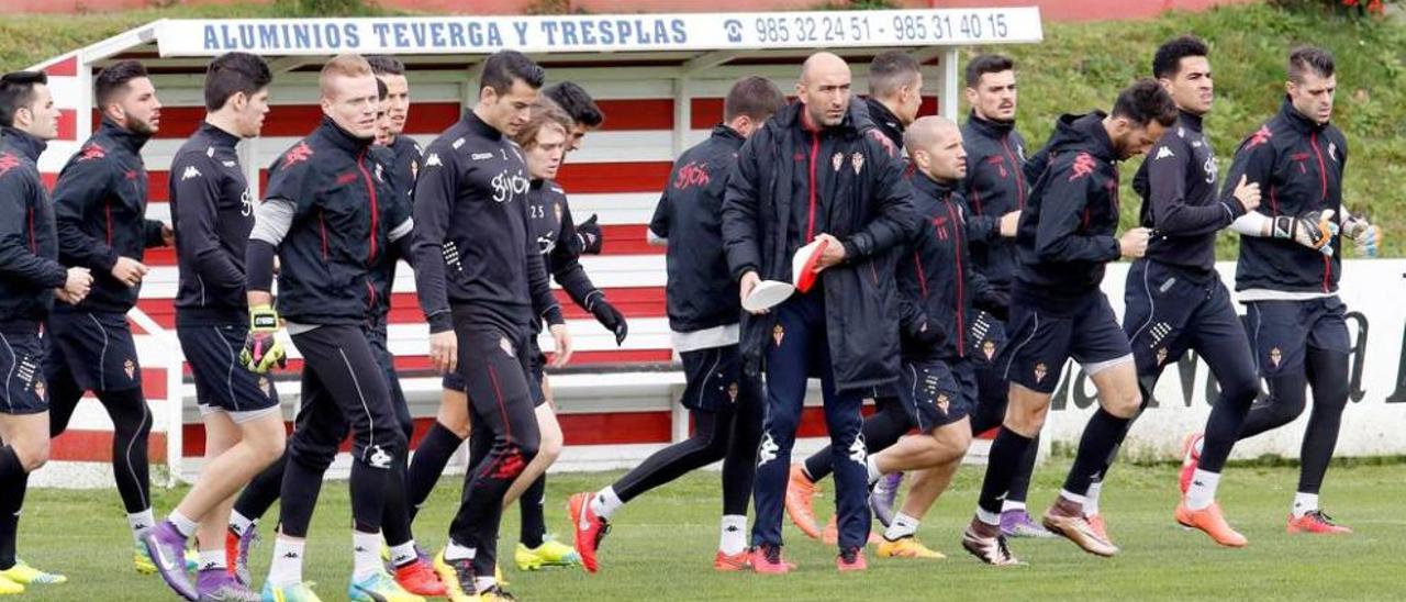 Abelardo, en el centro de la imagen, rodeado de sus futbolistas.