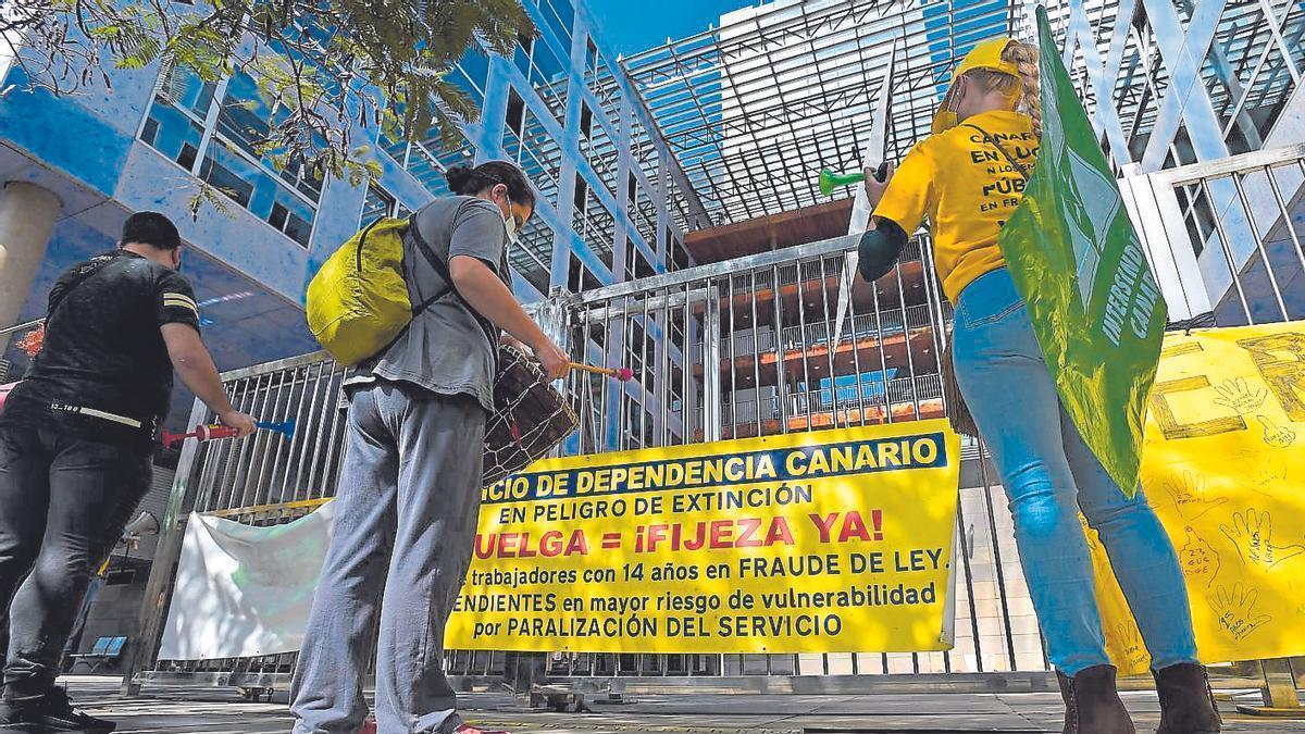 Protesta del personal laboral autonómico por el abuso de temporalidad.