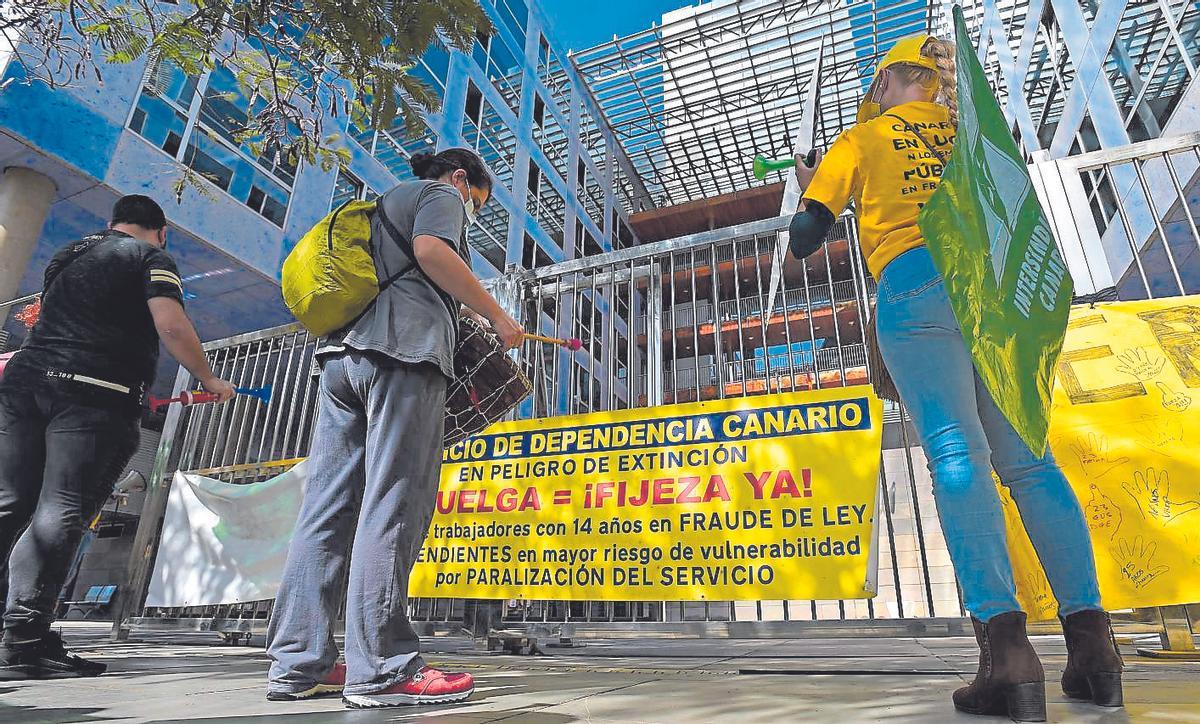 Protesta del personal laboral autonómico por el abuso de temporalidad.