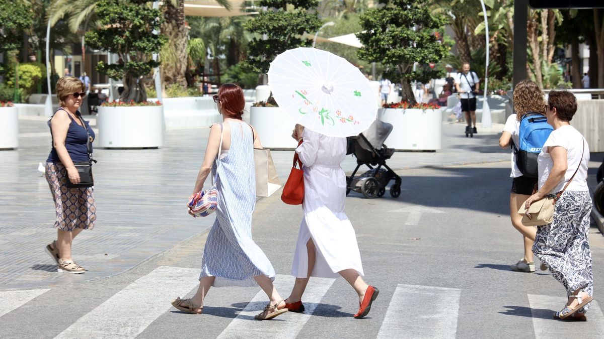 Varias mujeres caminan por la avenida Libertad de Murcia en un día caluroso.