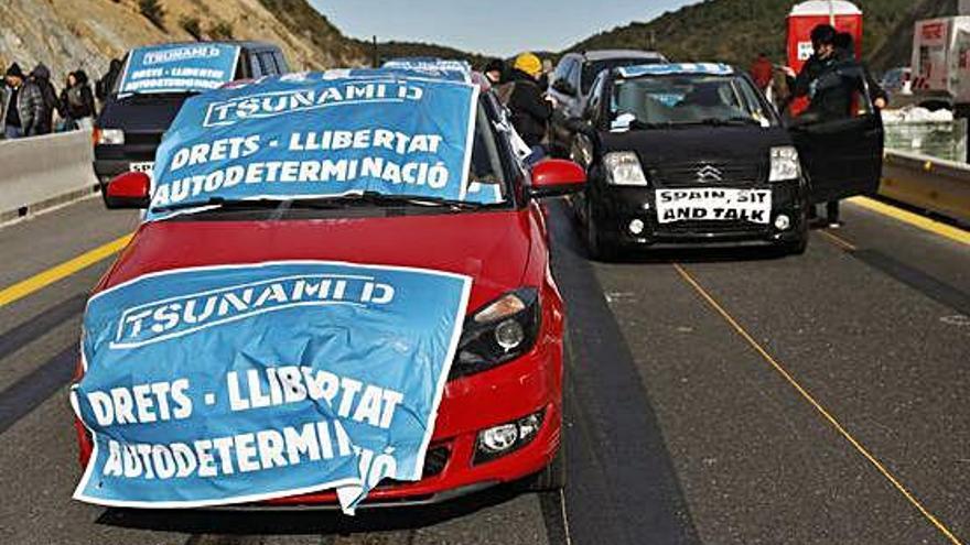 Vehicles estacionats a l&#039;AP-7, a la Jonquera, durant la protesta de l&#039;11 de novembre.